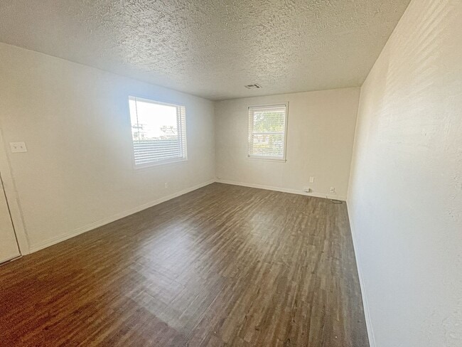 Building Photo - Updated 2 Bed Home with Garage, Huge Yard & Storage in Del City