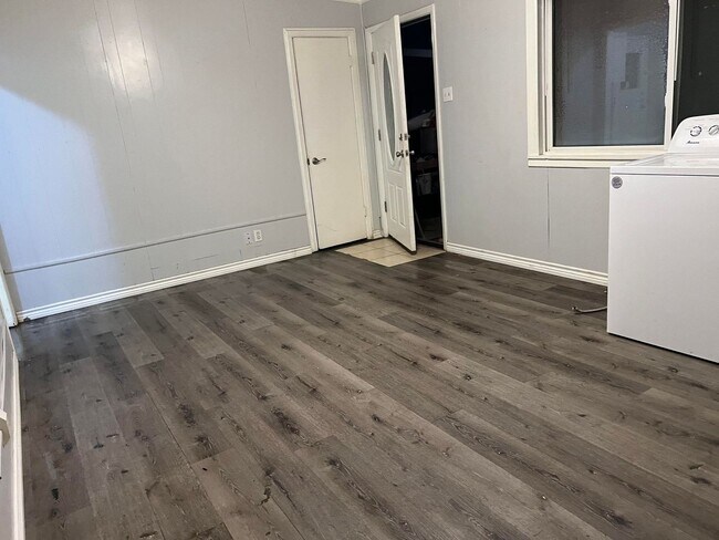 Building Photo - 3 Bed 1 bath RENTAL in Denison for $1,345