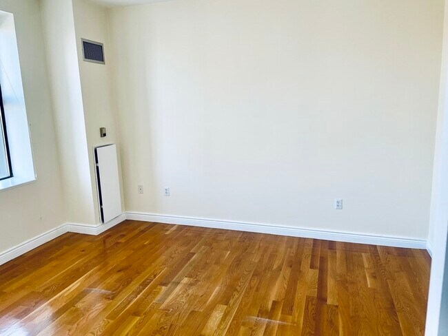 Building Photo - 4 Charlesgate E