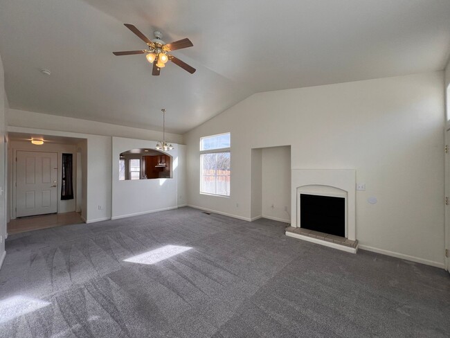 Building Photo - House For Rent in Fernley