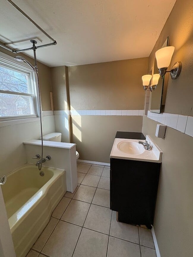 Building Photo - Two bedroom one bathroom home for rent