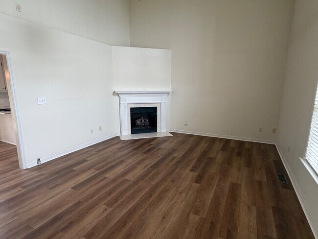 Building Photo - Updated 3 BR Home in Woodridge Estates~LAWN CARE INCLUDED