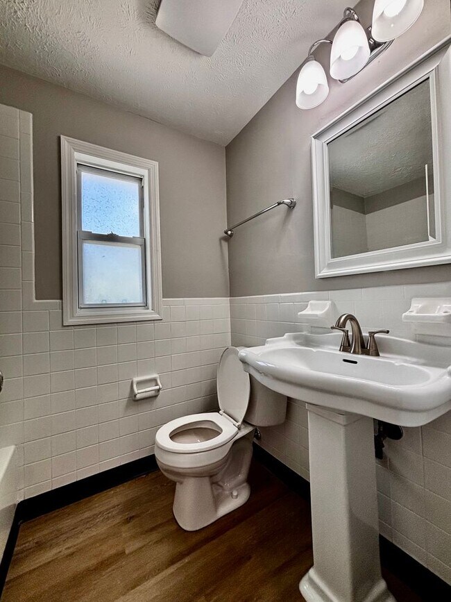 Building Photo - Spacious 3 bedroom 1.5 bath townhome with ...
