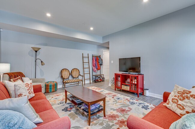 Building Photo - Modern 3 BR Townhome in Village of Towne Square Includes Trash, Cable/internet and Landscaping!