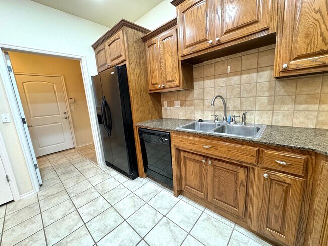 Building Photo - Stunning 2 bedroom 2 bathroom townhome in ...