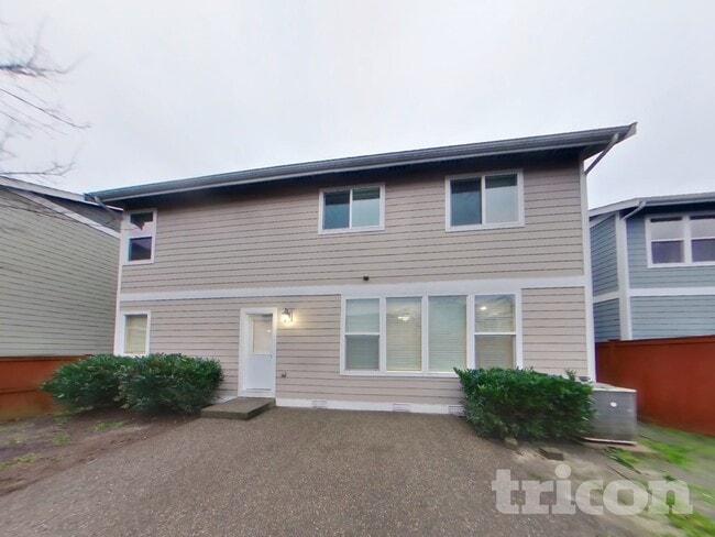 Building Photo - 4422 Logan Dr NE