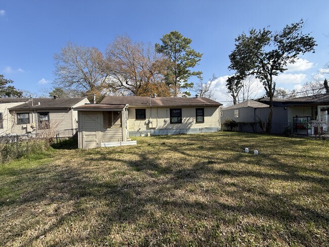 Building Photo - 565 24th St