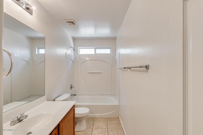 Building Photo - 4BR 3 FULL BATHROOMS W/ HUGE LOFT AND LARGE MASTER