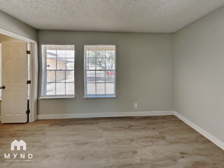 Building Photo - 5817 W Robin Ln