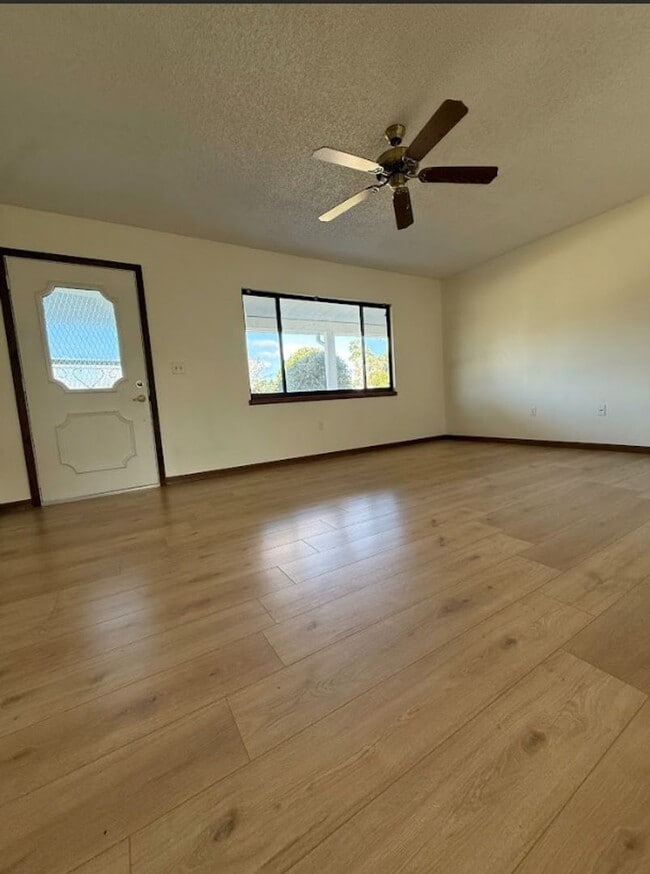 Building Photo - 10081 SW 95th Ave