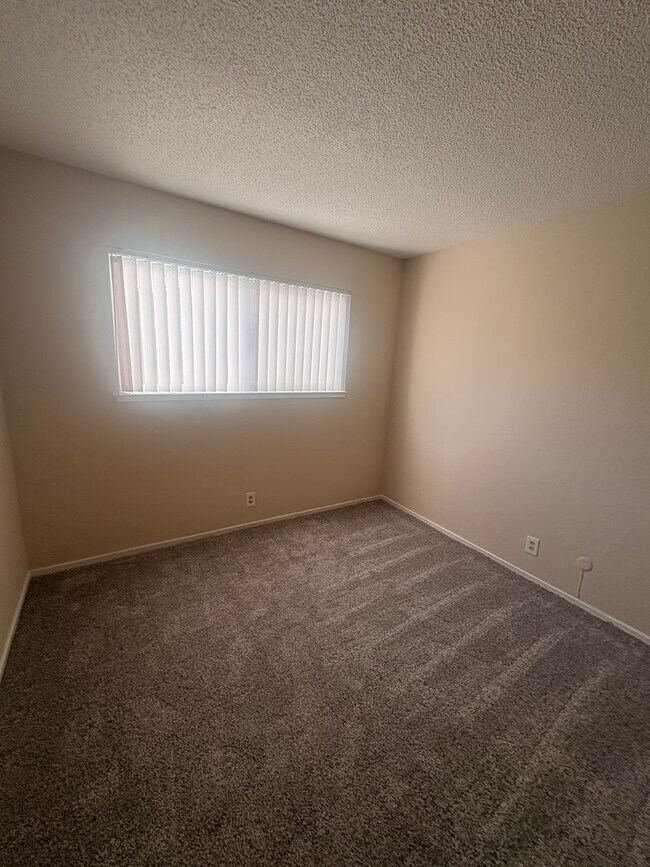 Building Photo - 1st floor 1 bedroom 1 bath apartment w/ assigned parking!