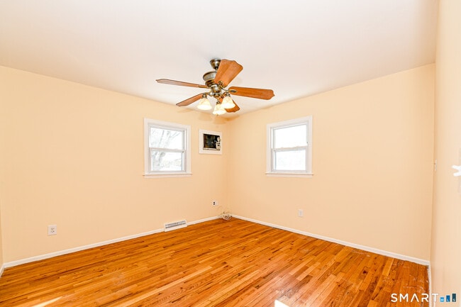 Building Photo - 90 Mary Ellen Dr