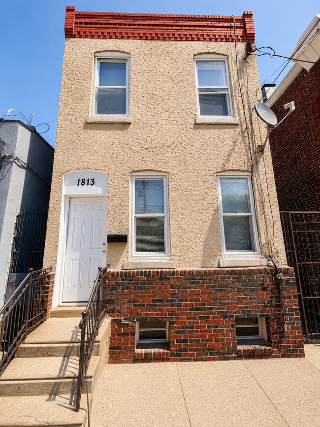 Building Photo - 1813 E Madison St