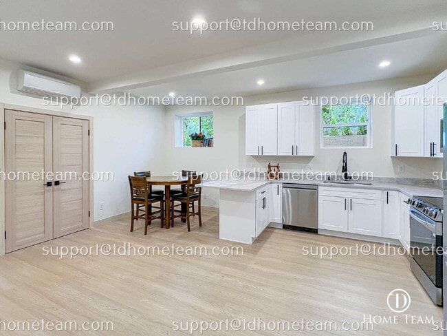 Building Photo - "Charming 864 Sq Ft 1-Bed Oasis in University Place – Perfect for Cozy Living!"