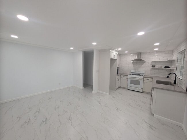 Building Photo - $500 off the first month's rent!!! for this Charming 2/1 bath ADU- in an Ideal Location close to ...