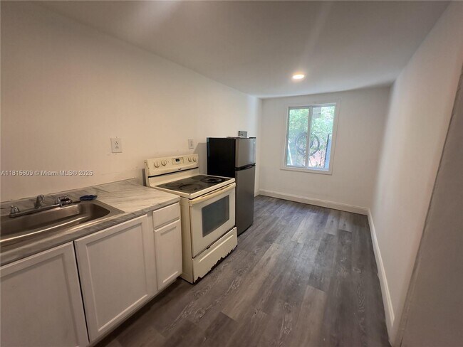 Building Photo - 225 NE 56th St