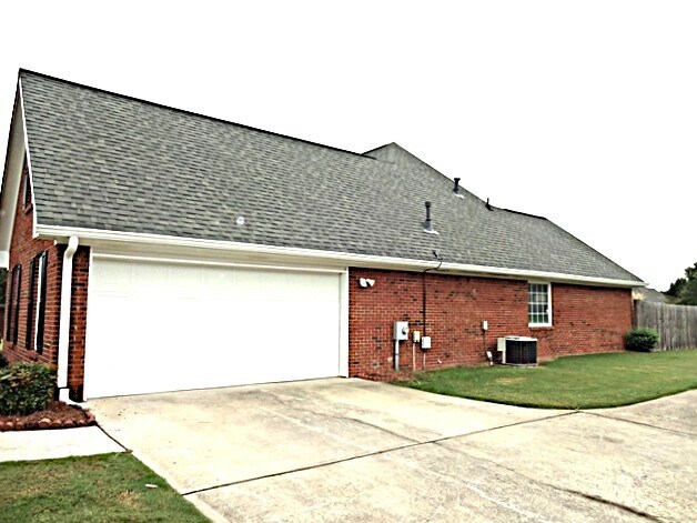 Building Photo - 811 Karie Dr