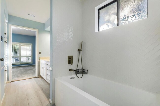 Building Photo - 208 Crescent Bluff