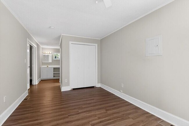 Building Photo - 3BD/2BA Single Family Home on Large Lot!