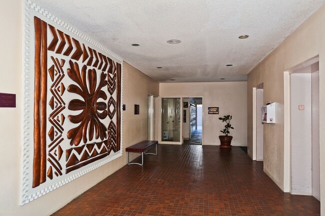 Building Photo - Royal Kuhio 1b1b1parking Fully Furnished i...