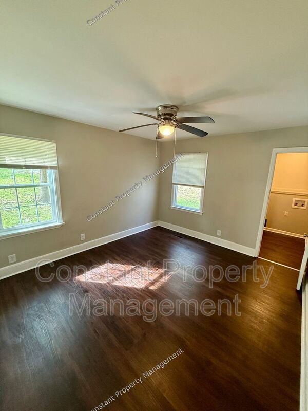 Building Photo - 1533 Engle Dr