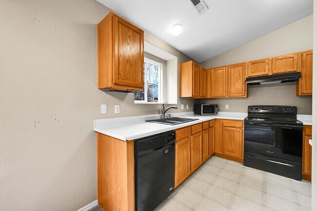 Building Photo - $1,600.00, 3-bed, 2-bath, located in Colorado Springs.