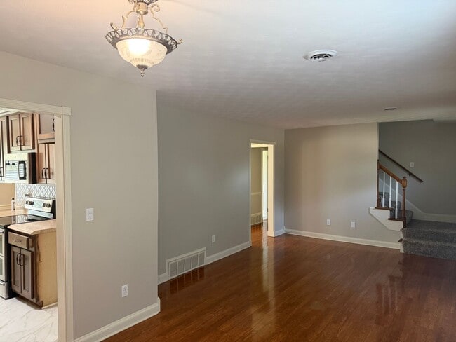 Building Photo - Gorgeous & Spacious Home Now Available