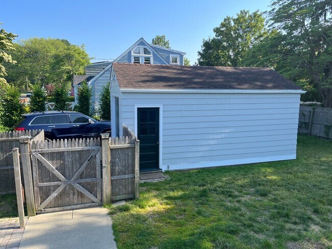 Building Photo - 3 Bedroom 2 Bath Fairfield House Near Southport