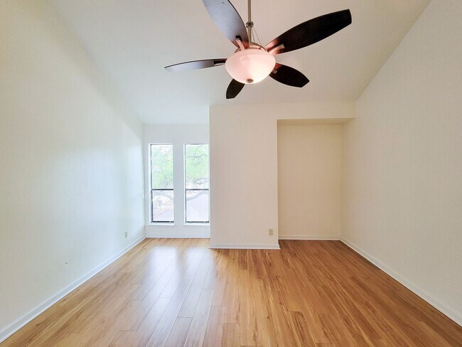Building Photo - BEAUTIFUL UPDATED 2 BEDROOM 2 BATH CONDO. ...