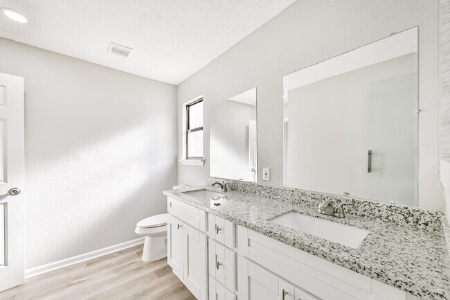 Building Photo - 305 Red Haven Dr