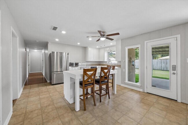 Building Photo - 8037 Longridge Dr