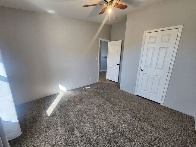 Building Photo - Large 3 Bedroom in Hansen Track