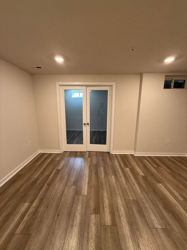 Building Photo - THREE BEDROOM/ END OF ROW TOWNHOME in Sout...