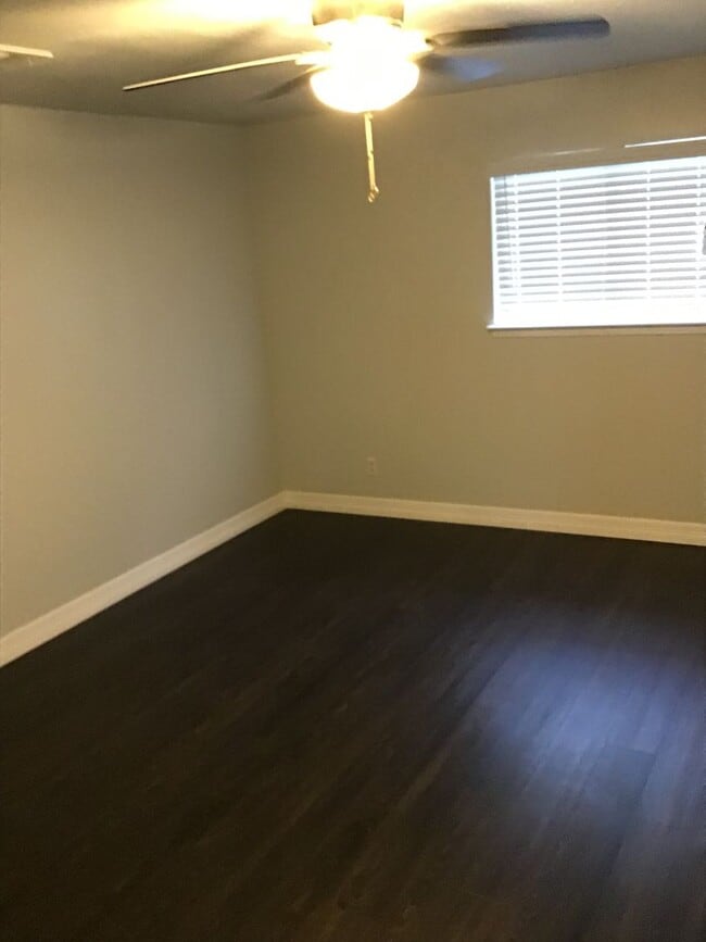 Building Photo - AVAILABLE NOW !