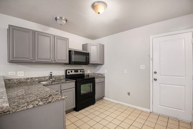 Building Photo - Recently updated 2-story 2-1.5 in Fort Worth ready for move-in!