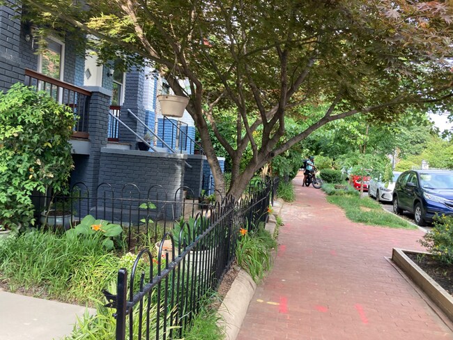 Building Photo - 902 I St SE