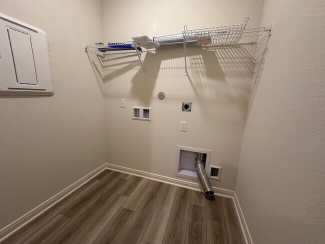 Building Photo - For Lease | 3 Bed, 2 Bath | 1,552 Sq Ft | ...