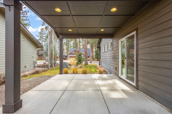 Building Photo - Modern 3 BR home on beautiful wooded lot in Sisters
