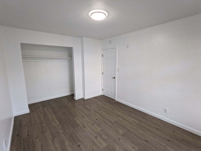 Building Photo - 2 Bedroom 1 Bath Townhouse w/ 1 Parking Stall.