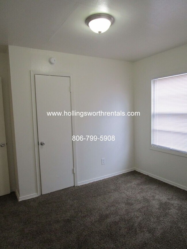 Building Photo - 3 Bedroom, 2 Baths, 2 living rooms with extra large Laundry Room House