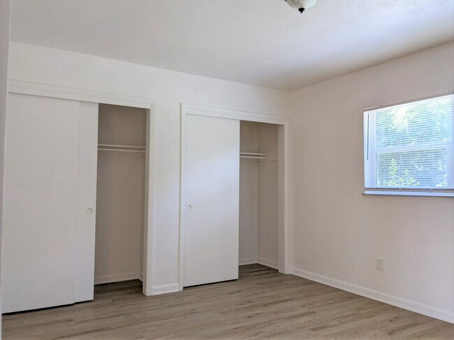 Building Photo - Lots of space in great location