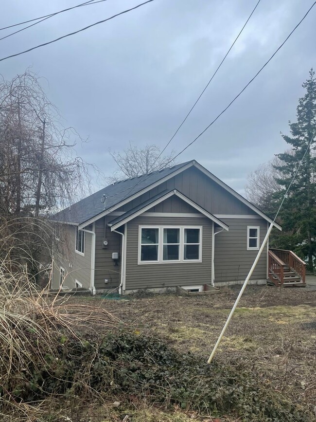 Building Photo - Move in Special. $1000 off 1 month's rent! Charming 7 bedroom, 3 bath home available in August!