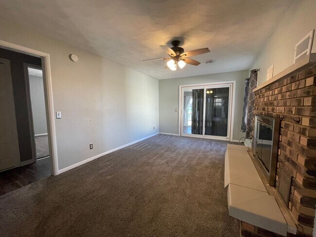 Building Photo - Three Bedroom Home in Gobles