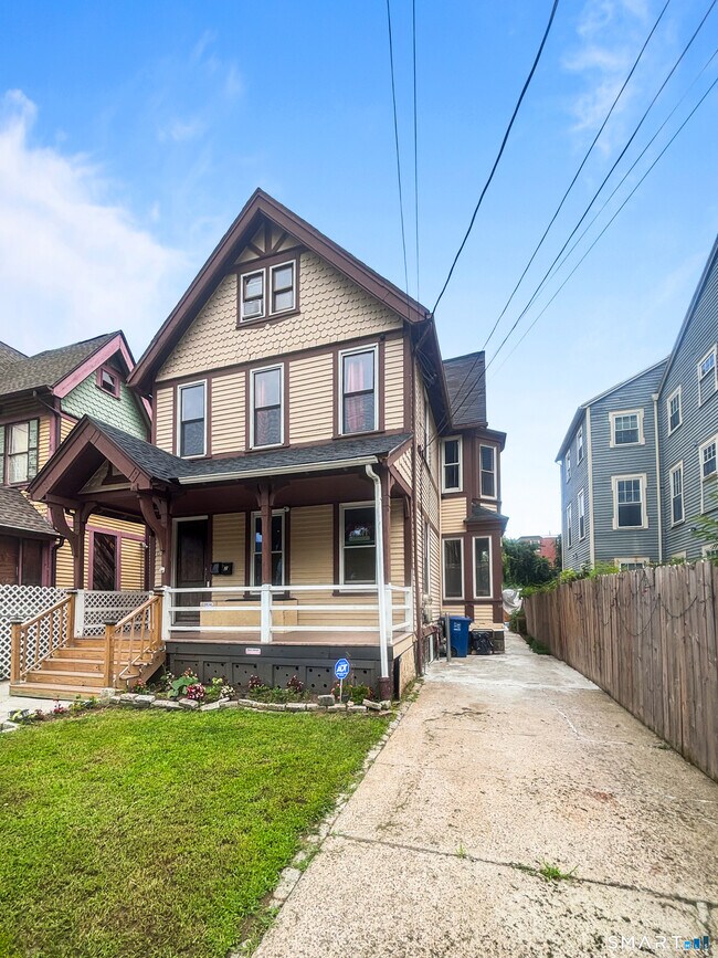 Building Photo - 630 Kossuth St