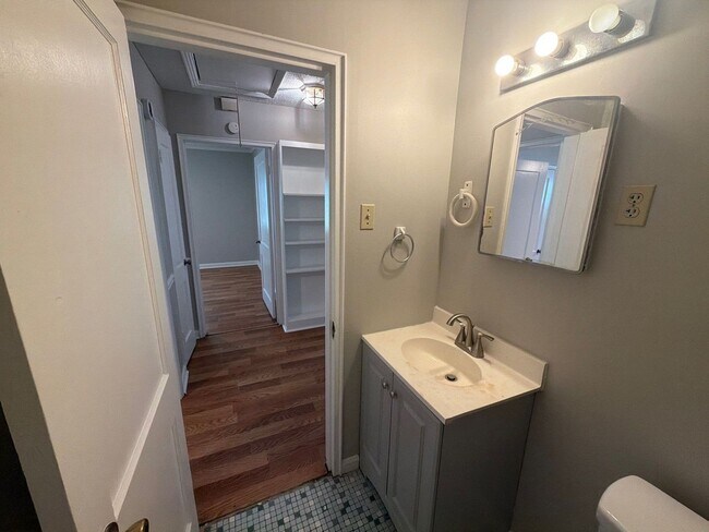 Building Photo - Nice Home In the U of M Area