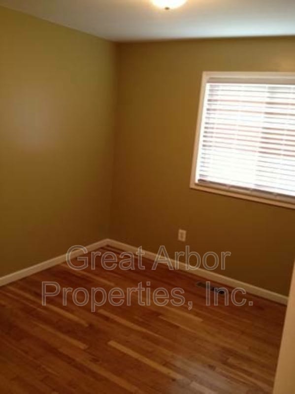 Building Photo - 741 Dorset Ave