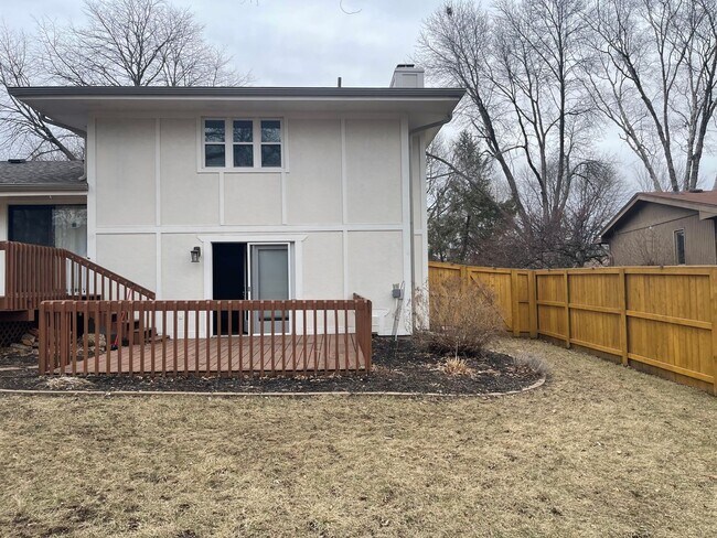 Building Photo - Executive home for rent! Excellent locatio...