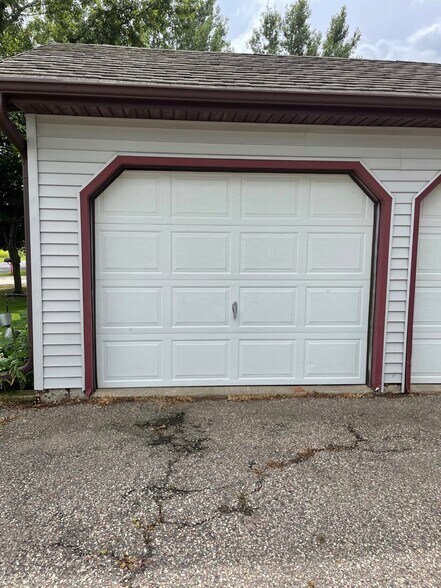 Garage - 1414 N Hume Ave