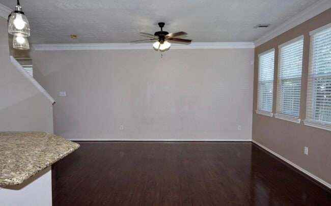 Building Photo - 25274 Finchgrove Ln