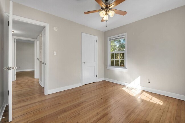 Building Photo - Charming Midtown Apartment